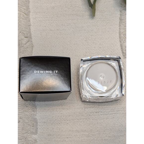 FITISH Dewing It Moisturizer and Makeup Bag - Picture 7 of 8